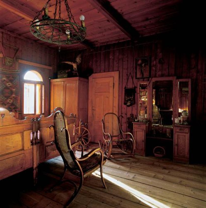 Drewniana toaletka i fotele. Siła Ornaku