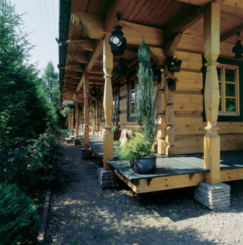 Drewniany dom podpierają kolumny. Wymarzone miejsce