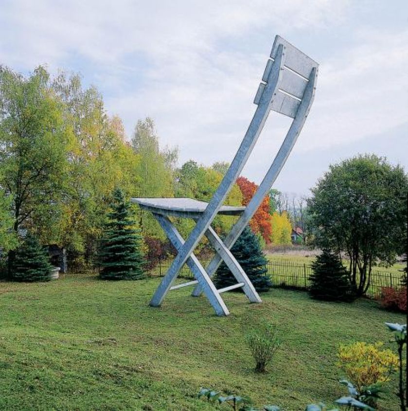 Dziesięciometrowe krzesło to symbol architektury niemożliwej Kantora. Pierwowzór stanął w 1971 roku w