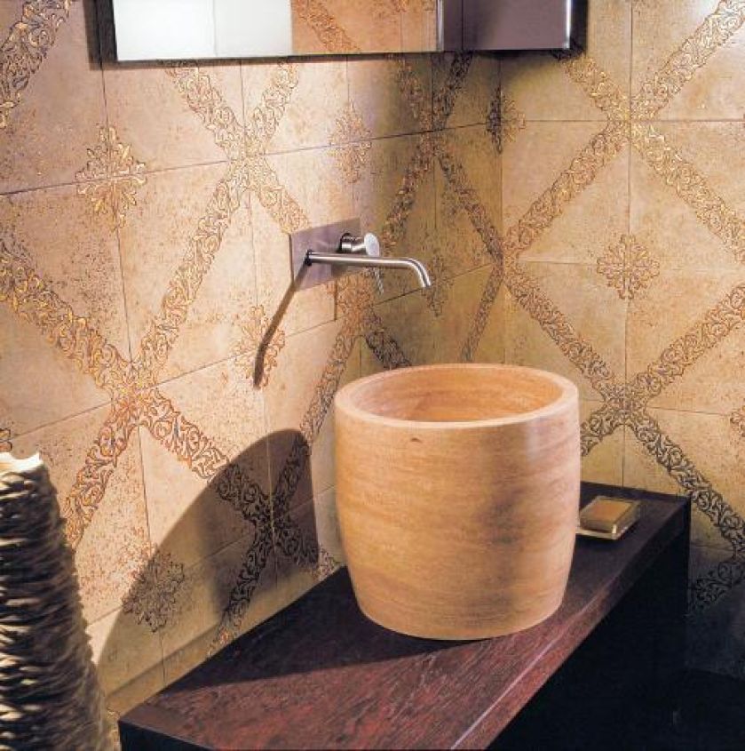 Konsekwentnie i elegancko. Z trawertynu - płytki z głębokim pozłacanym reliefem (430 zł/szt.) i umywalka.