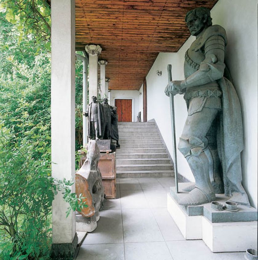 Do pracowni można zejść otwartym pasażem, który oddzielają od ogrodu tylko filary z oryginalnymi kapitelami.