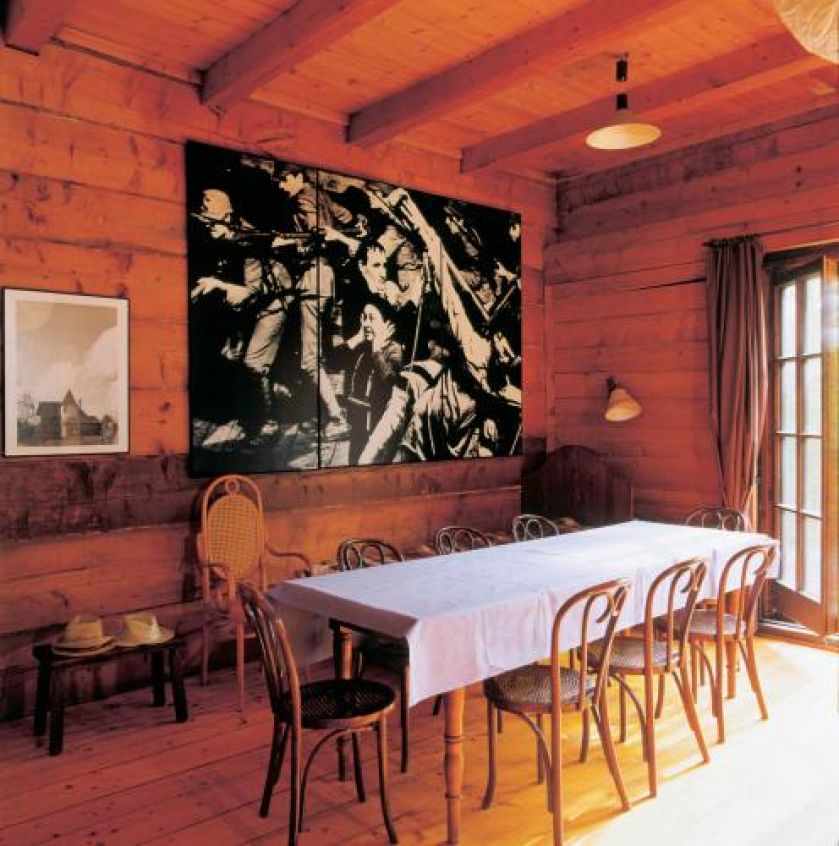 Nad stołem czarnobiałe zdjęcie. Wieża Tadeusza Kantora