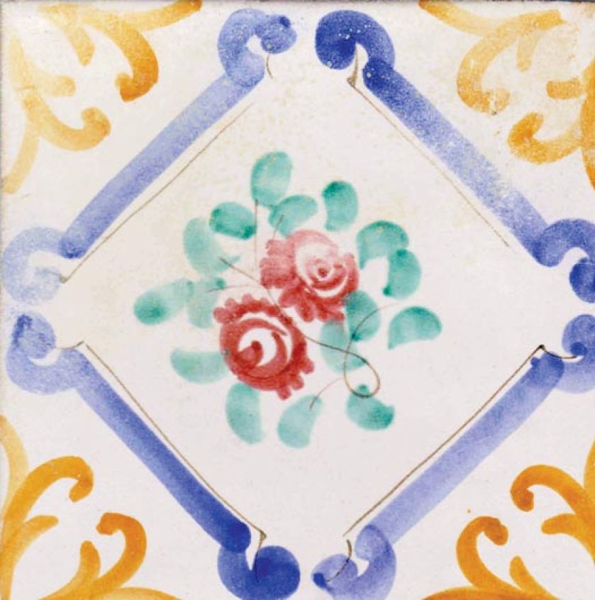 Postarzana płytka Rosa centrale (38 euro/szt.) z kolekcji Villa Guariglia jest ręcznie cięta i malowana. LA RIGGIOLA