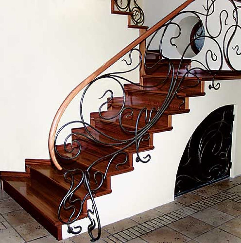 Schody z patynowanej dębiny, na podłodze angielski olejowany parkiet (deski 17 x 290 cm). PRACOWNIA STOLARSKA KUBICZEK