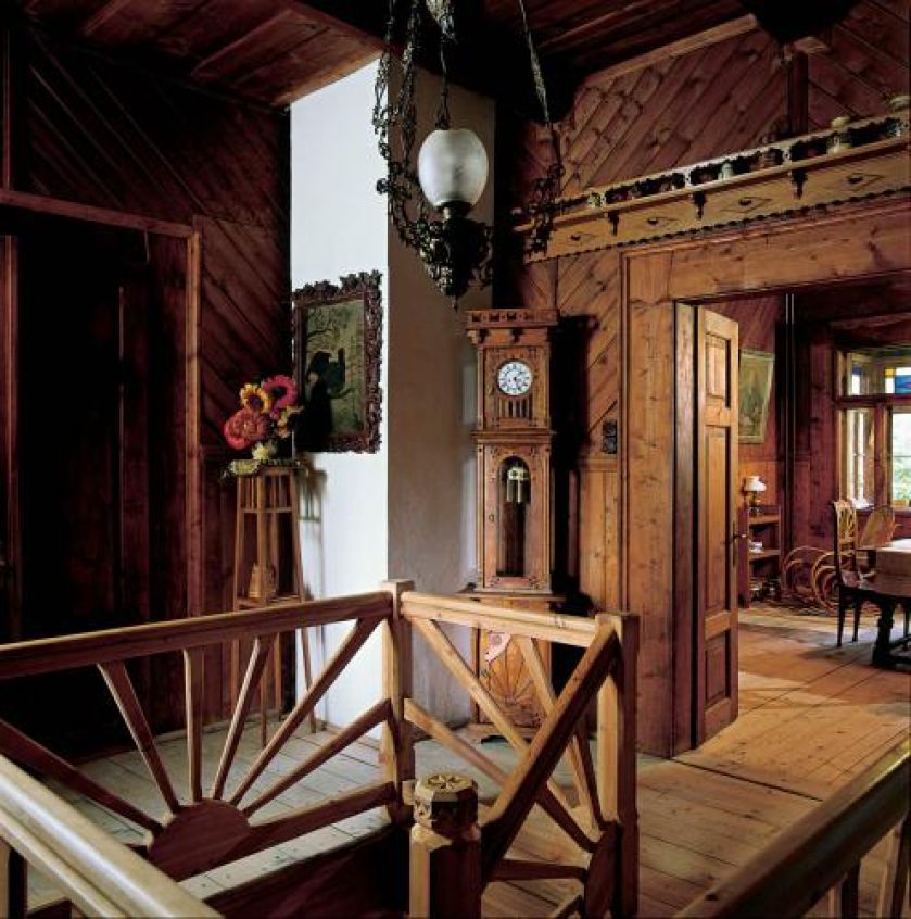 W holu bije serce domu, czyli stary stojący zegar.