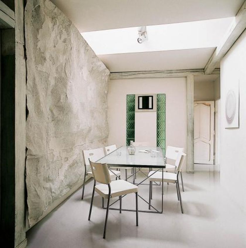 Jasną jadalnie akcentują zielone luksfery.