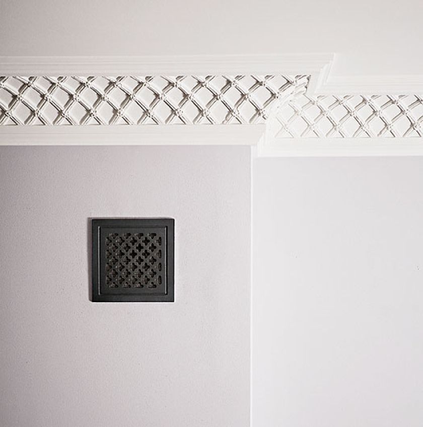 Koronkowe detale: uplecione sztukaterie (firma Fronton), ażurowa kratka wentylacyjna (firma Zieliński).