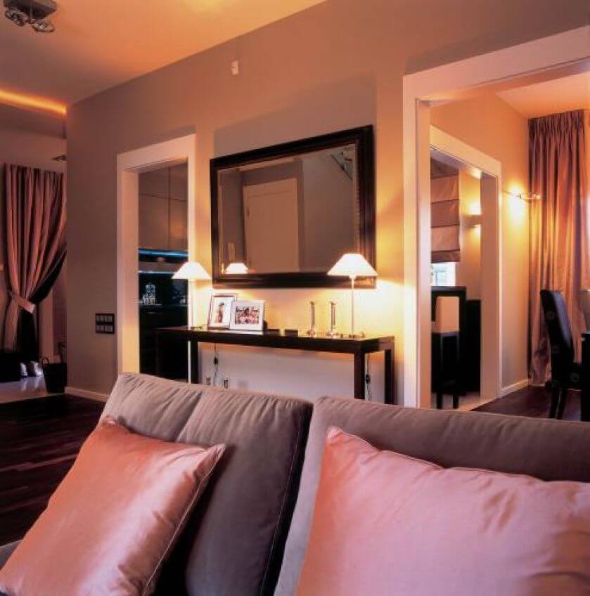 Na prostej konsoli stoją dwie lampki.