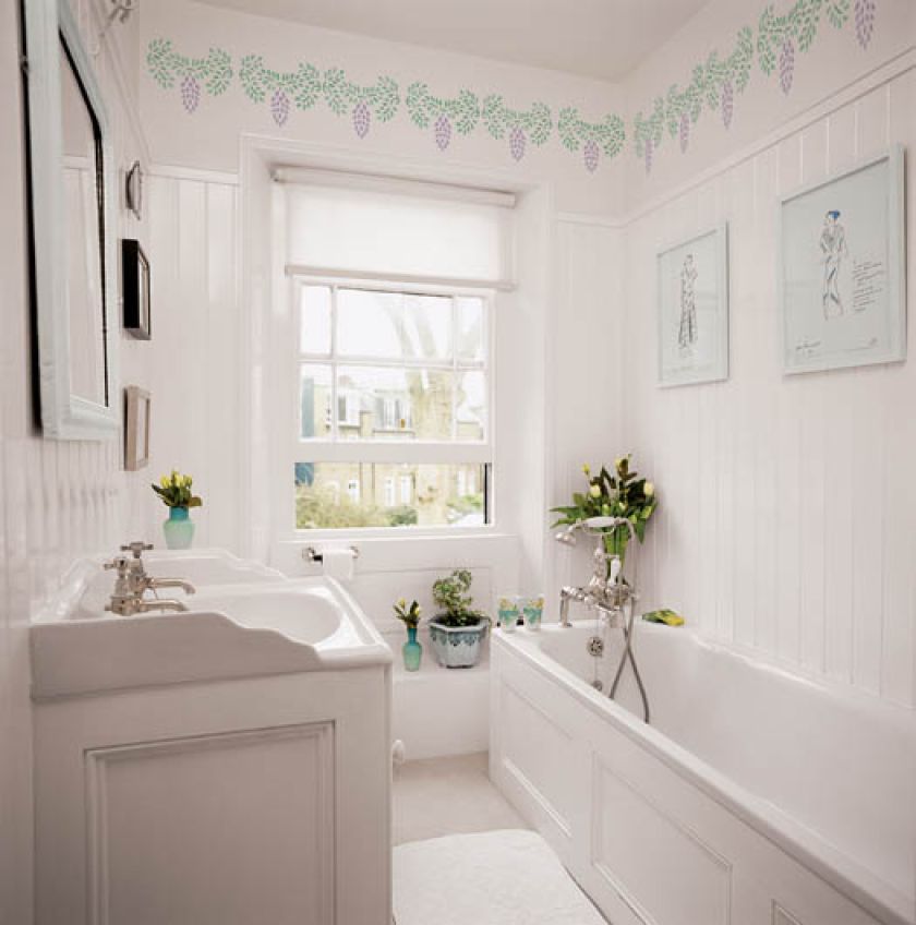 Zamiast kafelków - panele ścienne. Nad nimi, pod sufitem, namalowano kwiatową bordiurę.