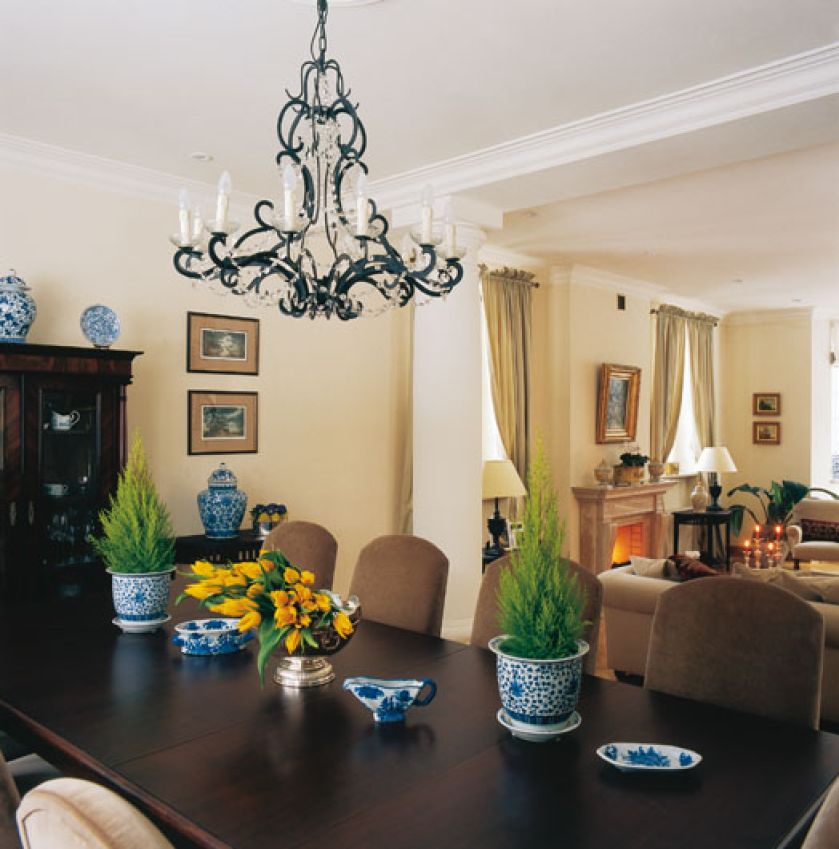 Reprezentacyjną część domu stanowi salon połączony z pokojem jadalnym i obszernym holem.