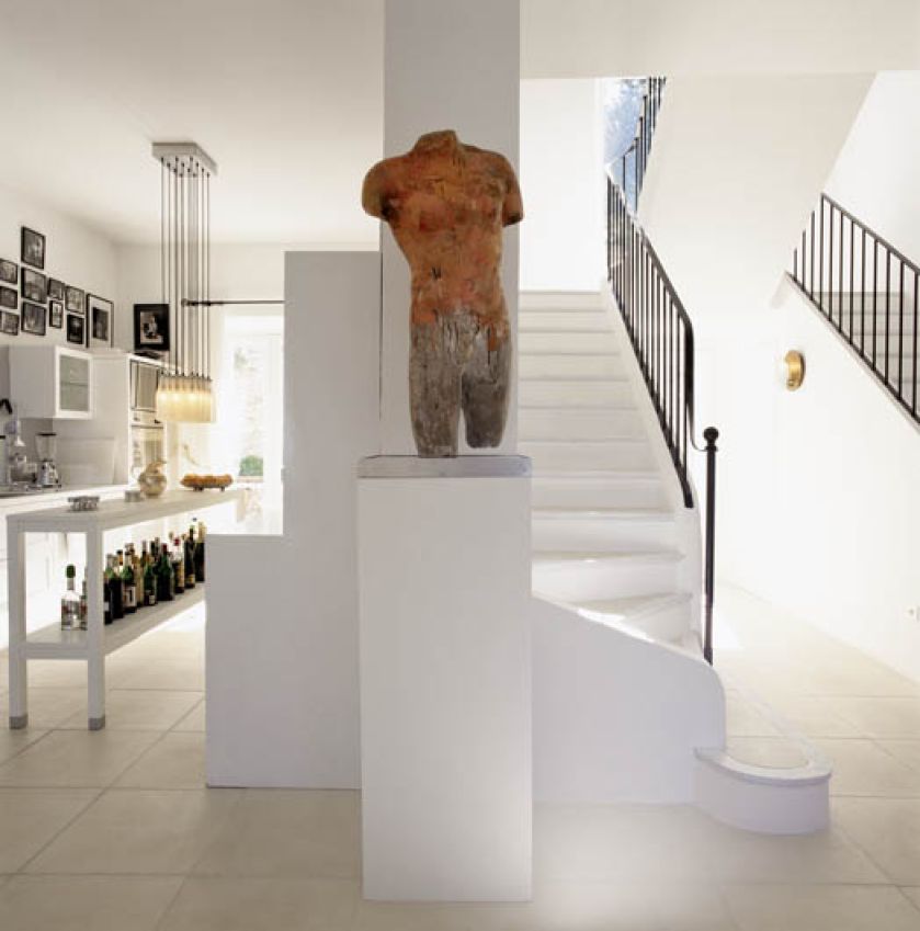 Rzeźba – tors Josepha Calsa. Rajska willa w Saint-Tropez