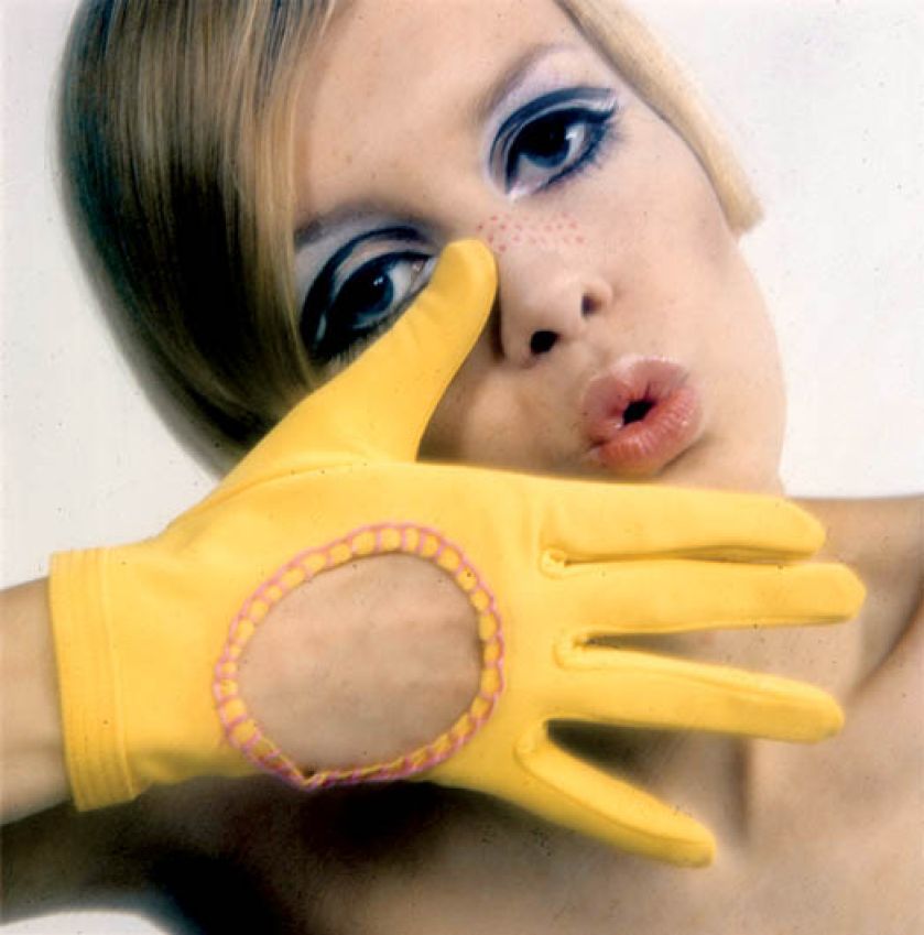 Twiggy gotowa do pocałunku. Rękawiczki