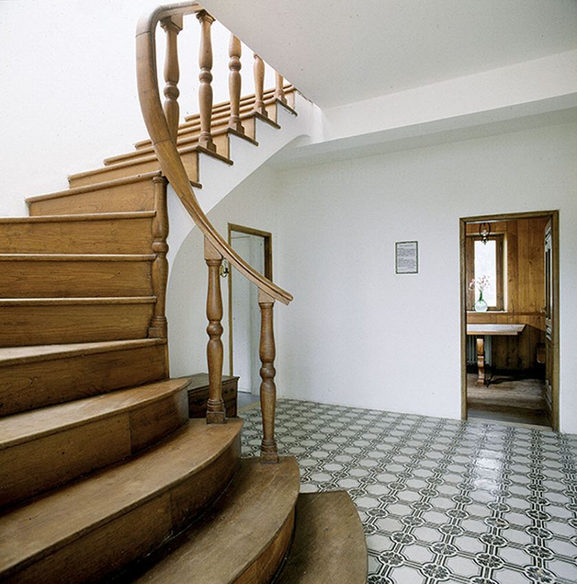 W środku pojawiło się wyposażenie z trwałych i szlachetnych materiałów – piękne kamienne i ceramiczne