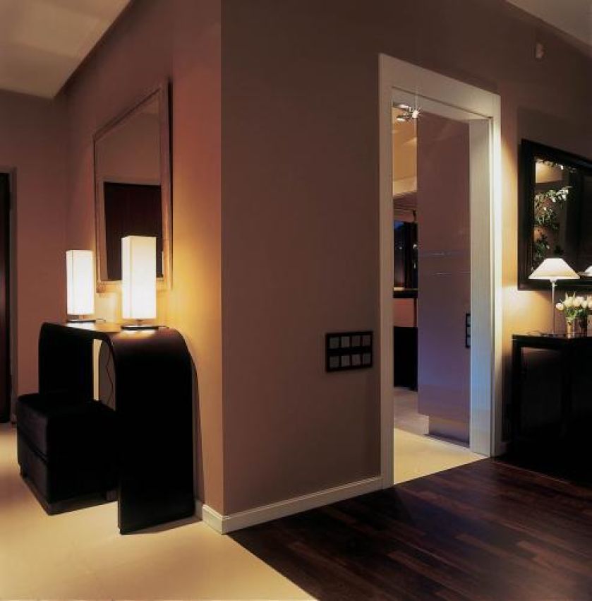 Na nowoczesnej konsoli stoją dwie lampy.