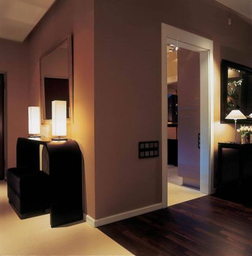 Na nowoczesnej konsoli stoją dwie lampy.