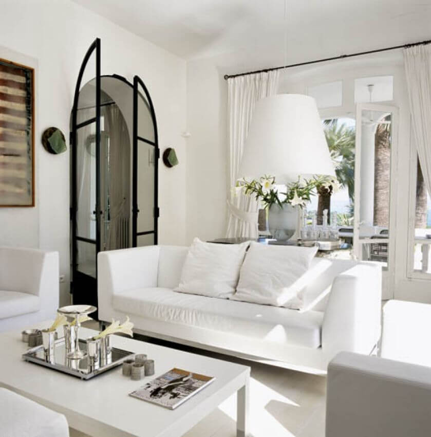 Właściciel powstawiał głównie współczesne białe meble od najlepszych dizajnerów.