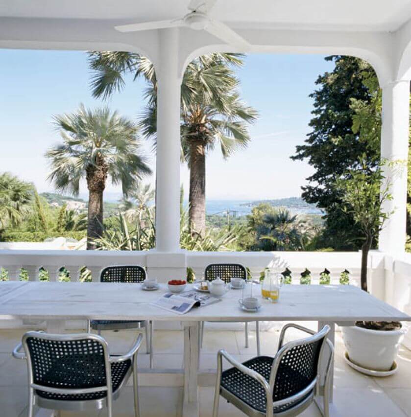 Położenie domu jest bajkowe - z dala od centrum, z pięknym widokiem na morze.