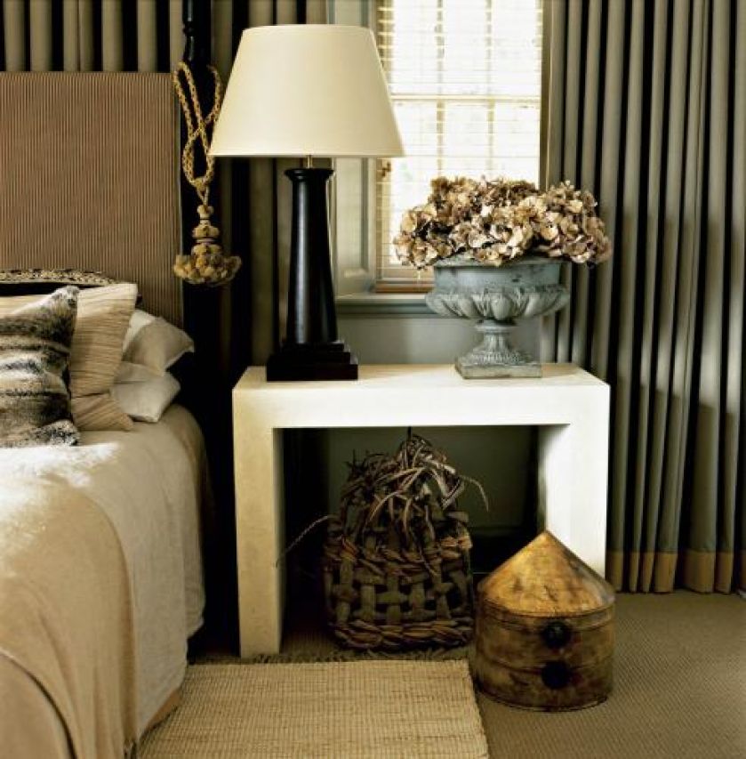 Lampa Fujijama ma wysokość 96 cm, drewnianą podstawę i jedwabny klosz. Cena – 1100 zł. ART AT HOME