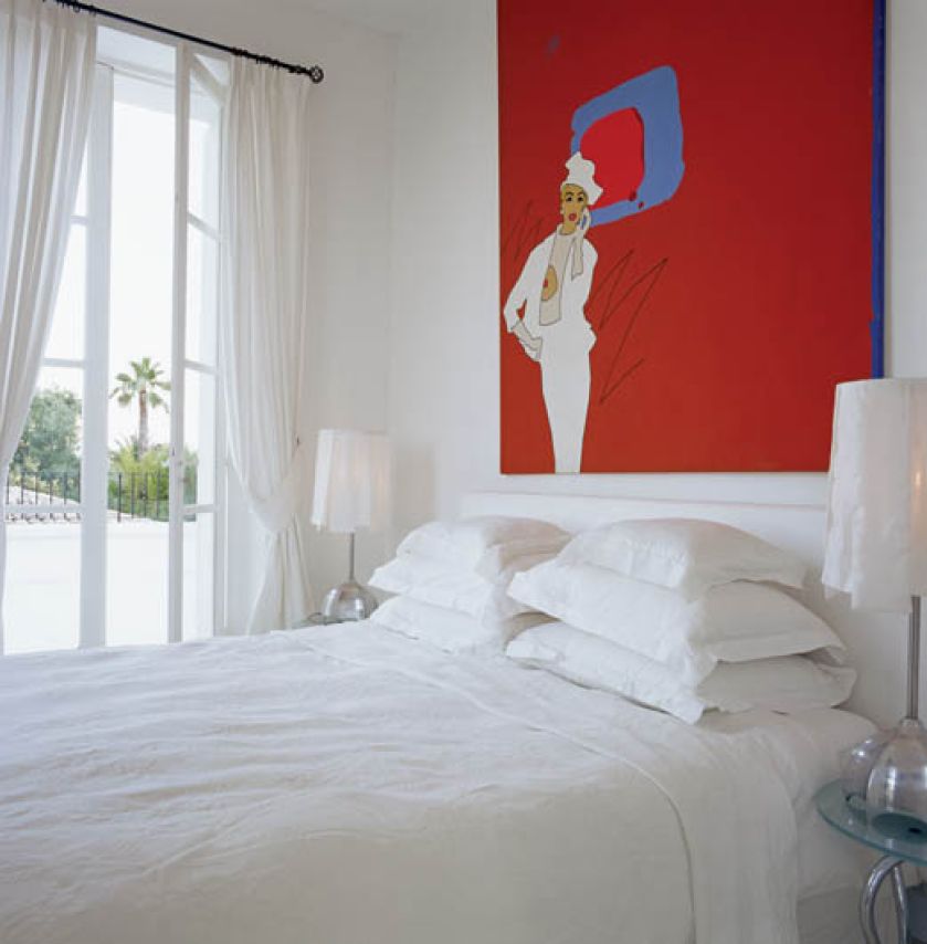 Dzięki sztuce w domu pojawił się kolor: są więc m.in. obrazy Petera Buechlera, Paula de Lussanet czy Ducky Field