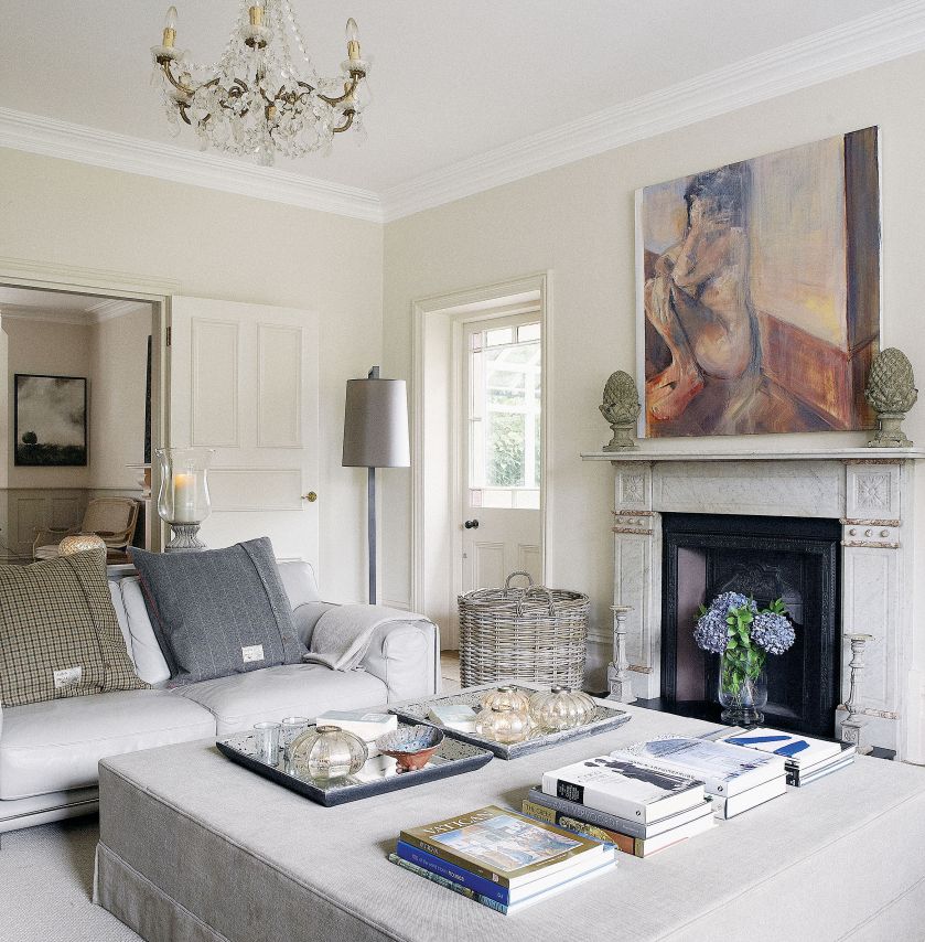 Kryształowy żyrandol, stół, krzesła i stylowa ławeczka