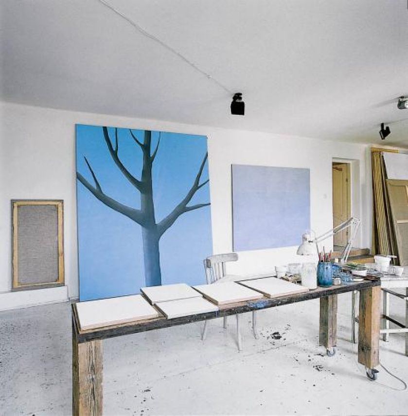 W pracowni znajduje się drewniany stół na kółkach.