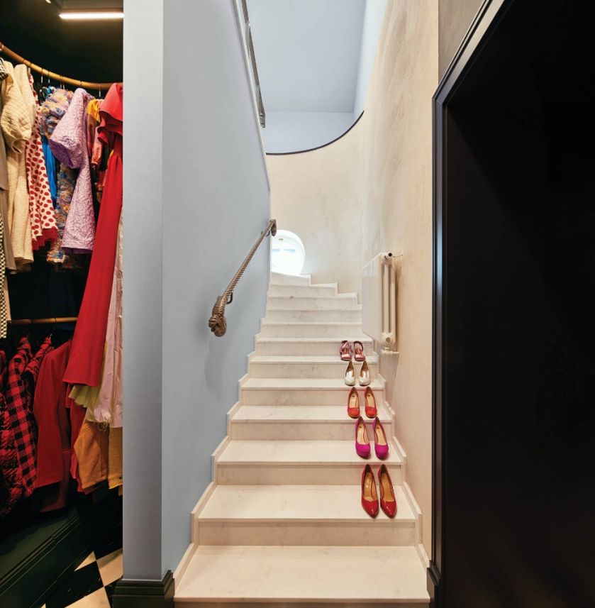 garderoba w miejscu klatki schodowej