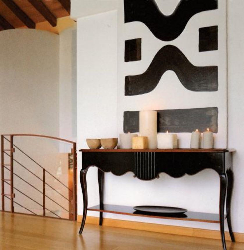 Hol to świetne miejsce, by pochwalić się dziełami sztuki. Na konsoli można ustawić kolekcję świec albo ceramikę. INTER-COMODO
