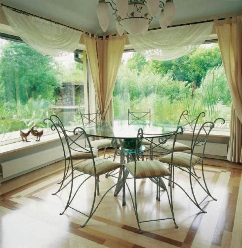 Przeszklone ściany umożliwiają podziwianie otaczającej przyrody nawet w chłodniejsze dni.