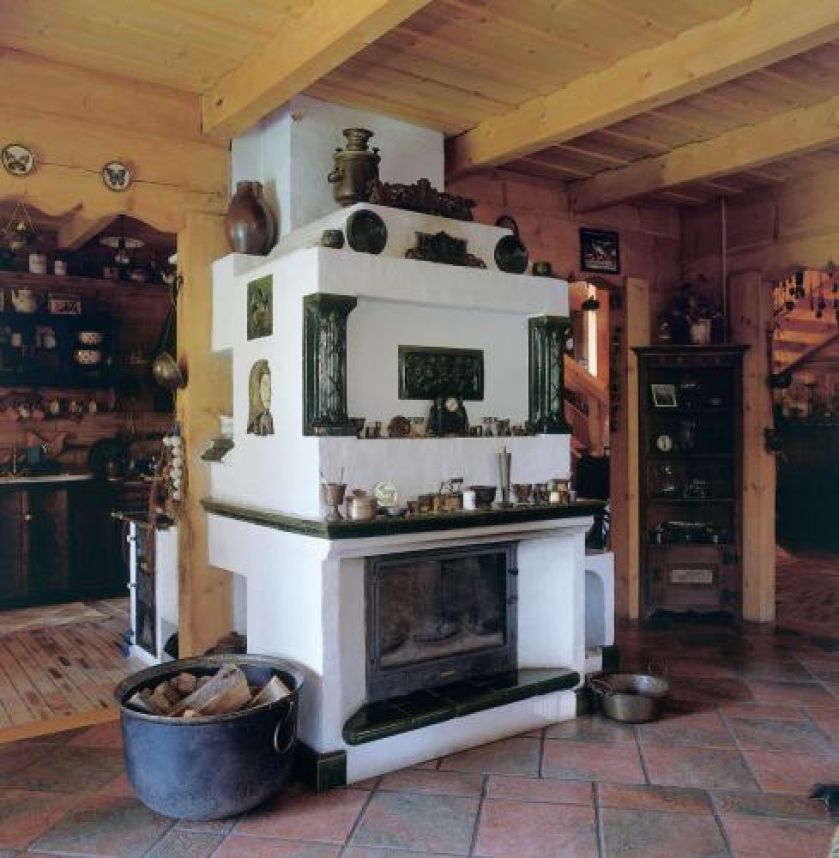 Na kominku znajdziemy móstwo dekoracyjnych drobiazgów.