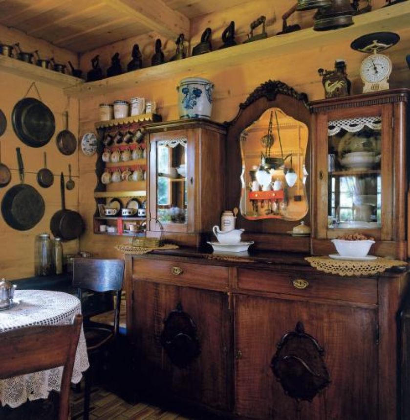 W kuchni ważną rolę odgrywa stary kredens.