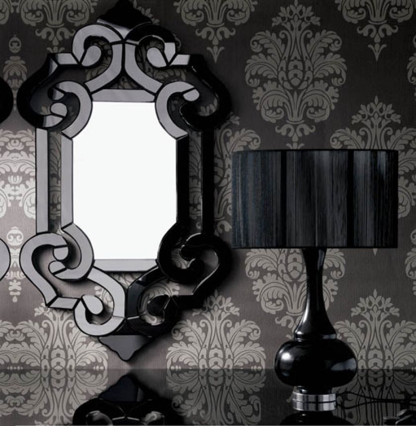 Rama lustra Rocco zrobiona jest z barwionego na czarno szkła. Cena - 399 zł. MEBLE VOX