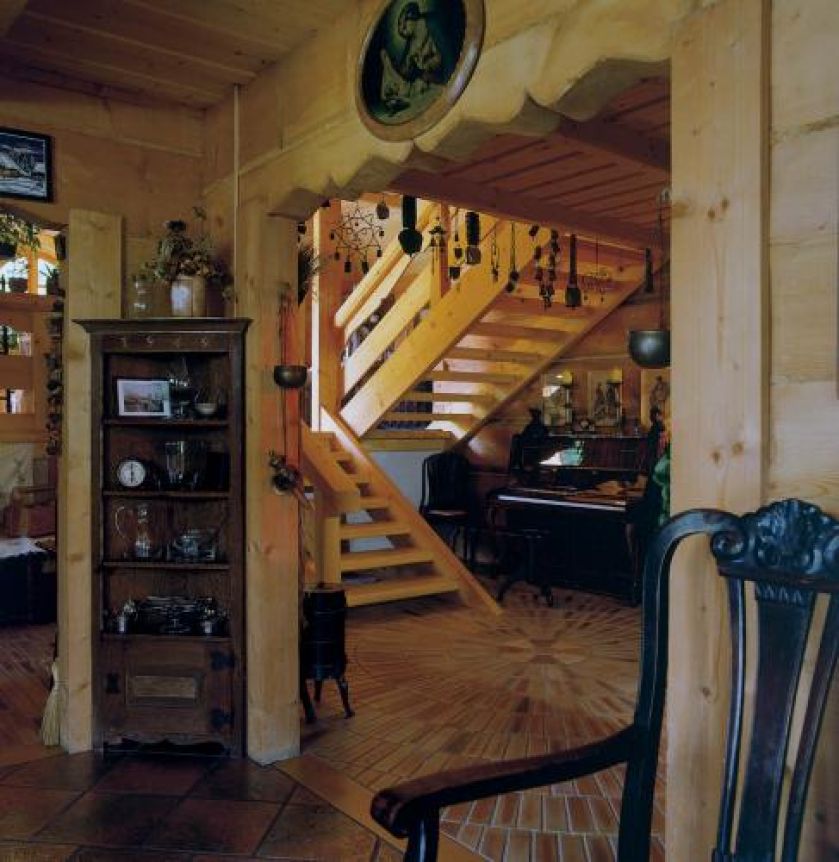 W salonie stoi dekoracyjna witryna. Wymarzone miejsce