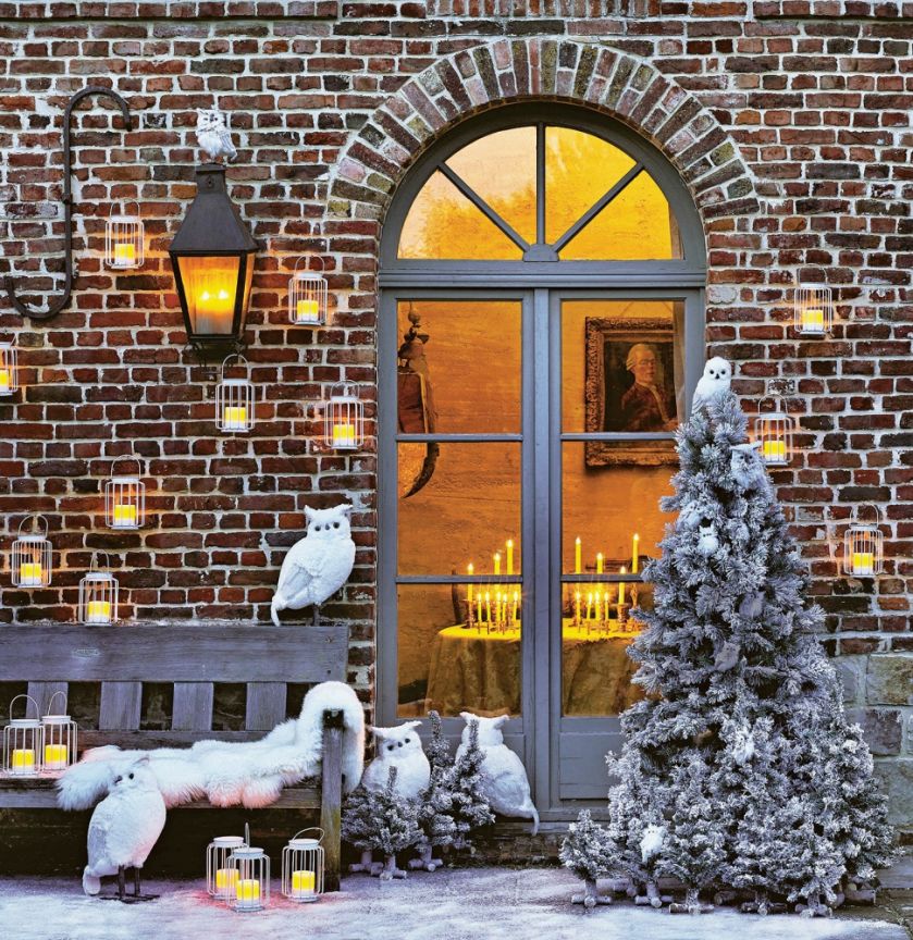 bożonarodzeniowe dekoracje przed domem