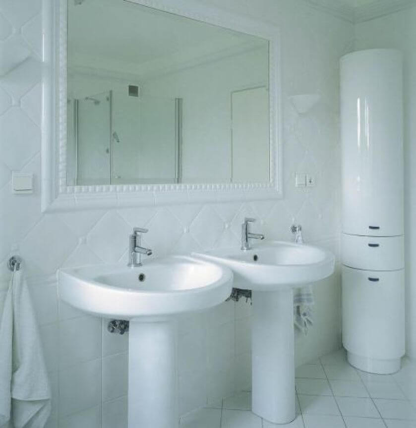 Nad umywalkami wisi lustro. Dom w bieli i błękicie