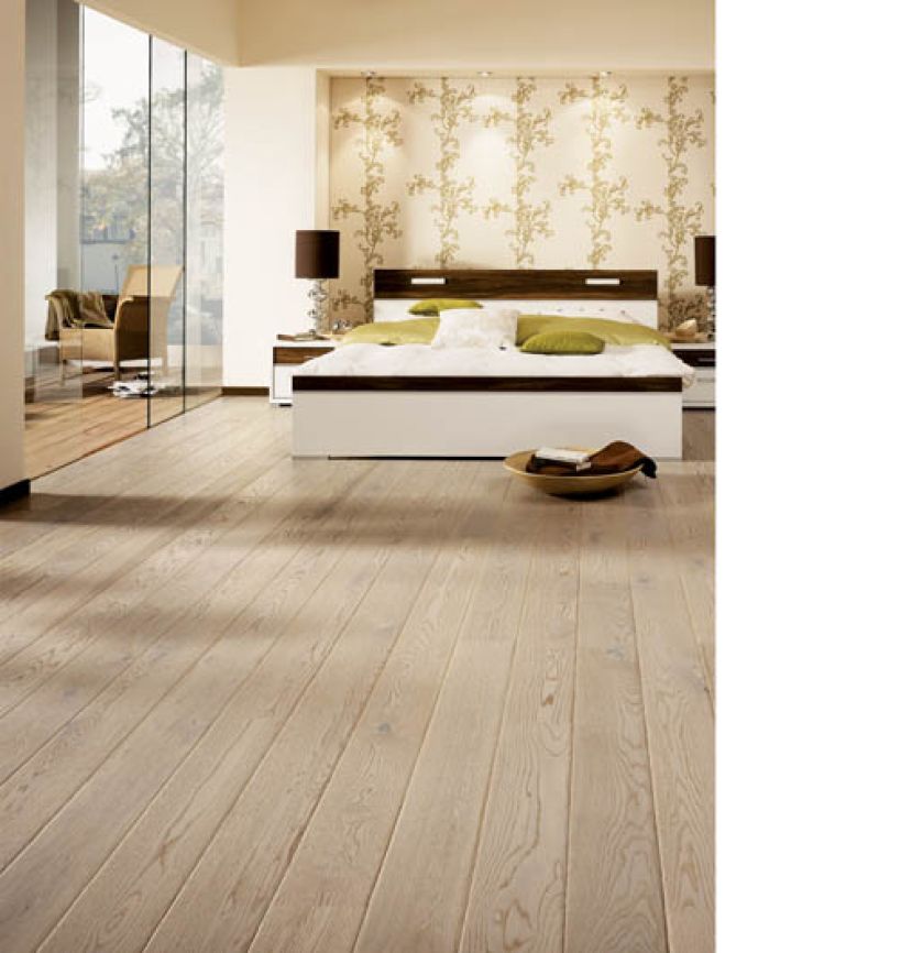 Lakierowana deska trójwarstwowa. Dąb Misty Grey Epoque jest odporna na wilgoć i nagłe zmiany temperatur. Cena - 299 zł/m2.