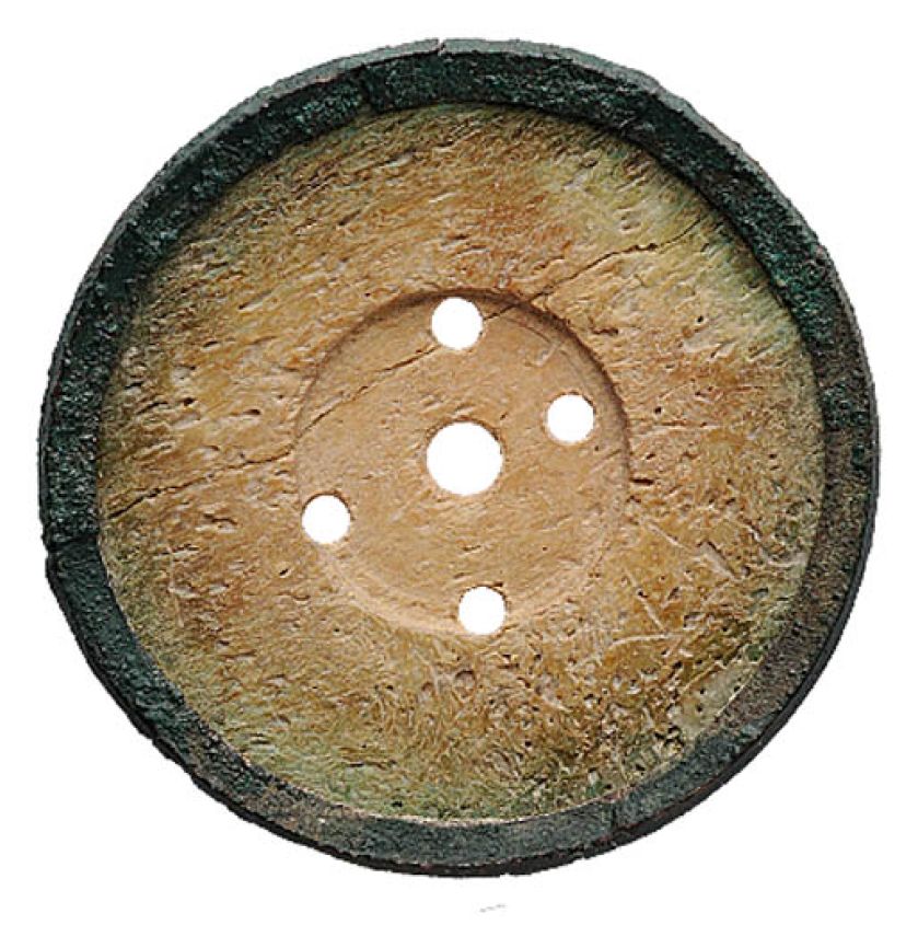 Średniowieczny guzik z kości, fot. East News