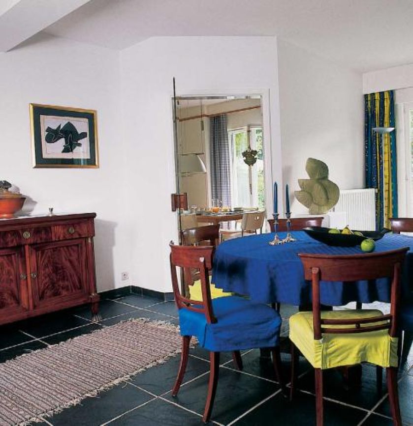 Z salonu można wejść do kuchni. Bunkier ze sztuką