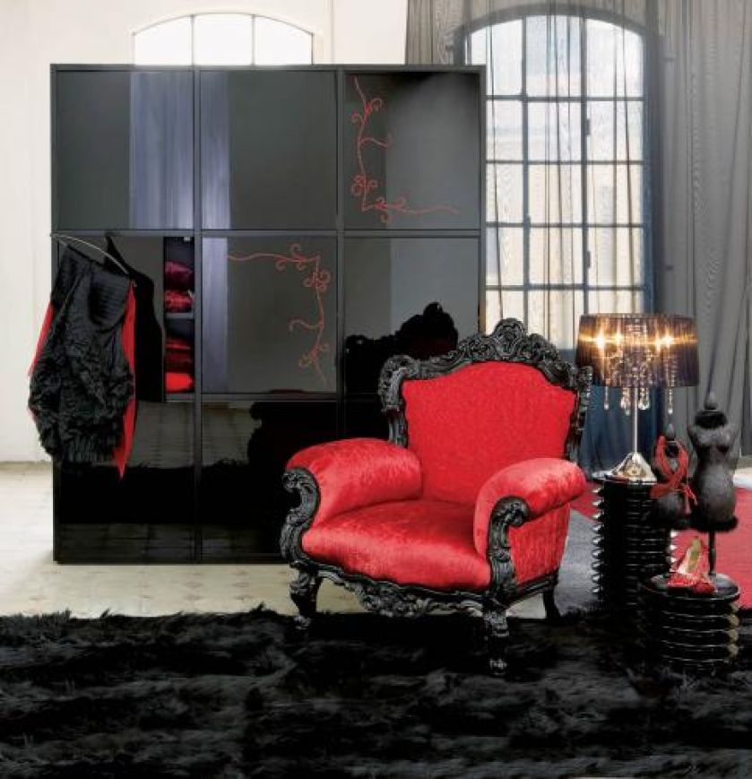 Szafa Chic Vanity firmy Moda (37 600 zł). Nietypowa, bo z dziewięciorgiem drzwi. Obok fotel Prince - 16 700