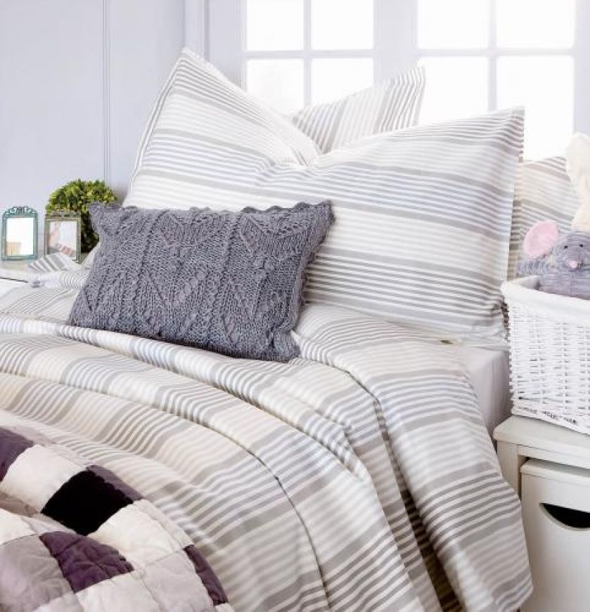 Wraca moda na puchowe piernaty, poduchy, pledy, kapy, falbany, koronki...