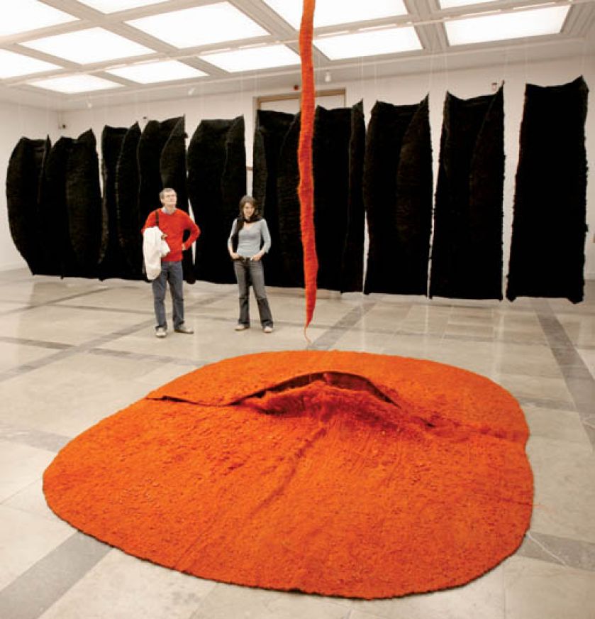 Pomarańczowy abakan , Magdalena Abakanowicz, 1971 r., fot. Jacek Bednarczyk/PAP