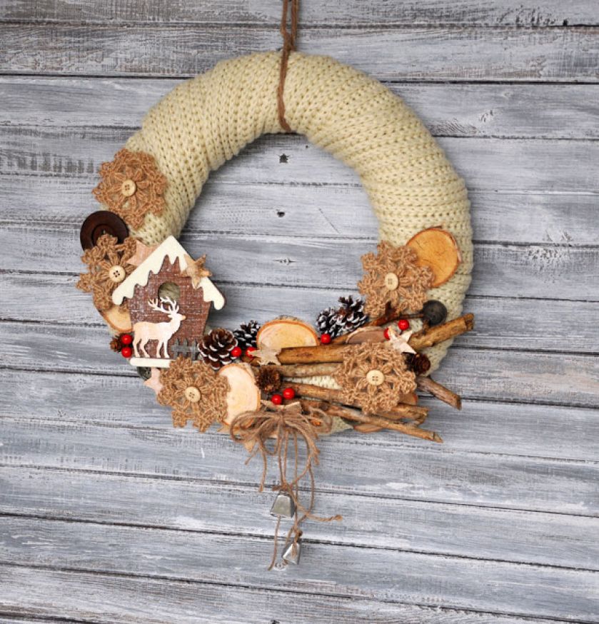 Piękne tradycyjne dekoracje bożonarodzeniowe zrobione na szydełku. Pomysłowy wianek świąteczny to także wspaniały pomysł na