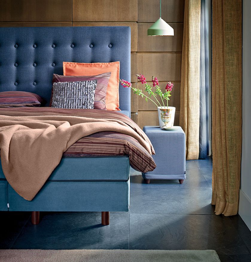 Łóżko typu boxspring (na drewnianej skrzyni wypełnionej sprężynami), Auping, od 30 000 zł, Łóżka prawdziwe