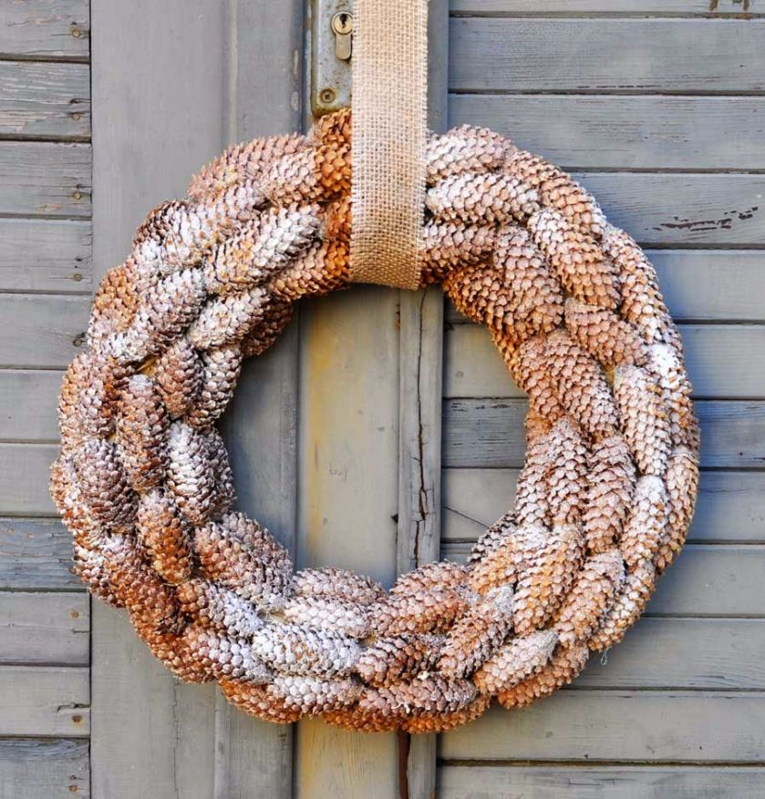 Piękne tradycyjne dekoracje bożonarodzeniowe zrobione na szydełku. Pomysłowy wianek świąteczny to także wspaniały pomysł na