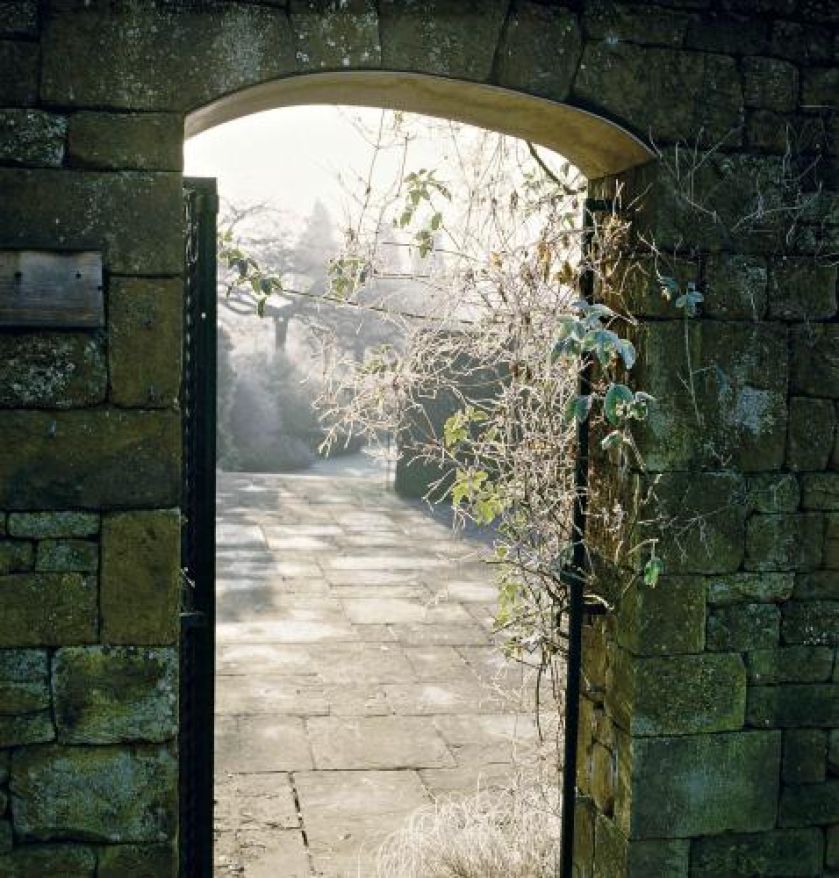 Brama do ogrodu. Ogród w zimowej szacie