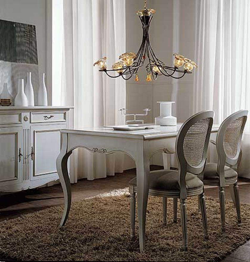 Mosiężny żyrandol Gemma włoskiej firmy Masca z kryształowymi kloszami. Cena - 1360 zł. Do kompletu również kinkiety i lampy