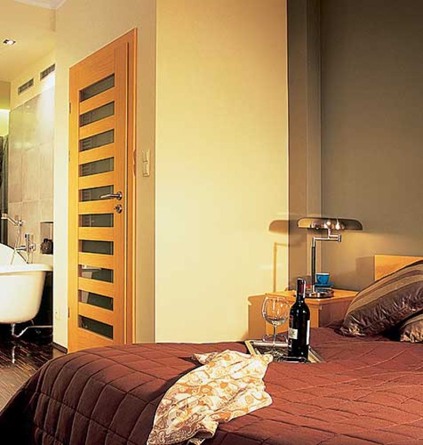 Sypialnia, łazienka i garderoba są w jednym pomieszczeniu, żeby można było się wyszykować od A do Z w jednym miejscu.