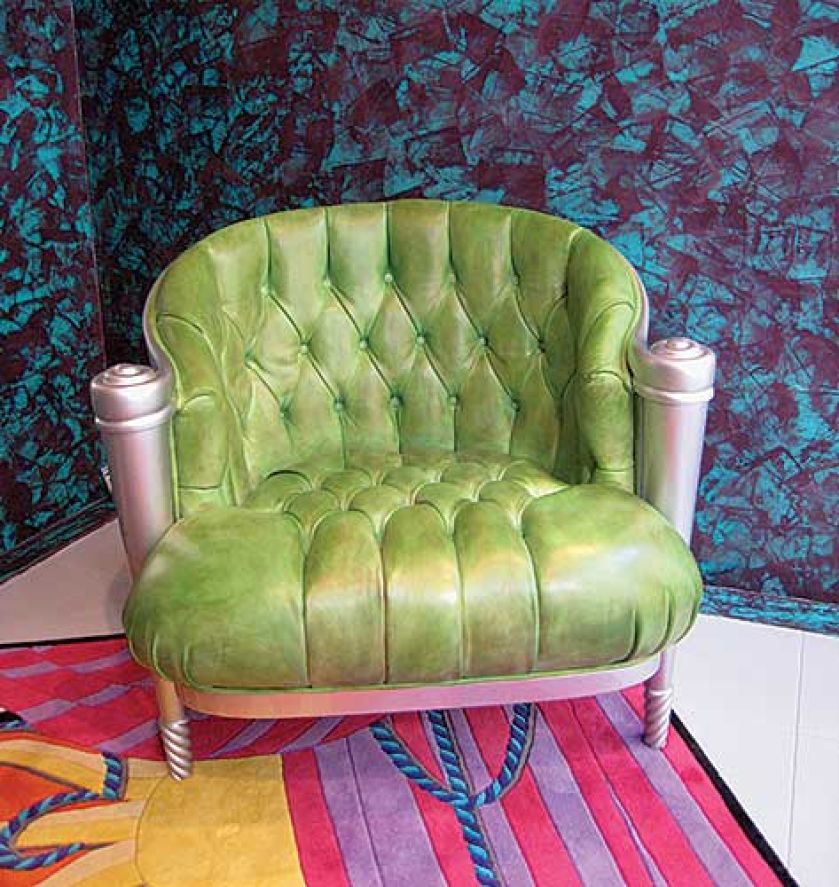 Fotel z kolekcji La nuova tradizione zaprojektowany dla Colombo Stile. Dziś stoi w paryskim showroomie Rampazziego.