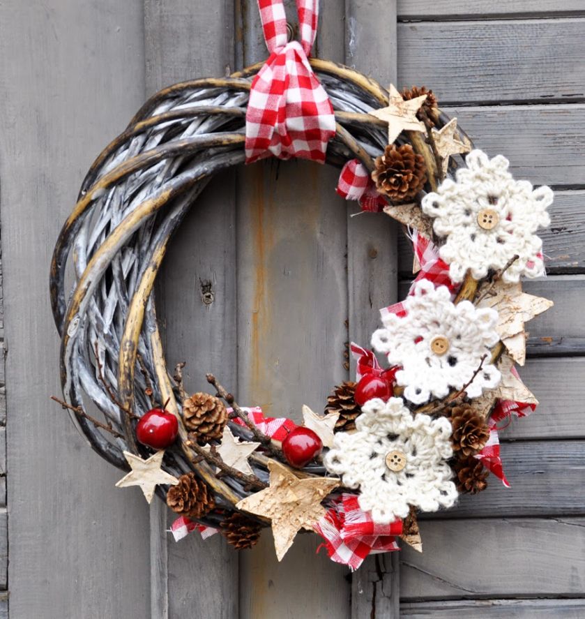 Piękne tradycyjne dekoracje bożonarodzeniowe zrobione na szydełku. Pomysłowy wianek świąteczny to także wspaniały pomysł na