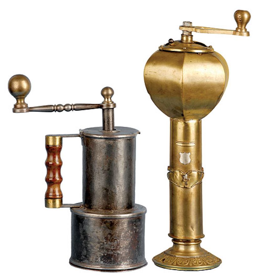 (Od lewej) Domowy młynek z drewnianym uchwytem, żarna stożkowe. Niemcy, koniec XIX w. / Młynek w stylu