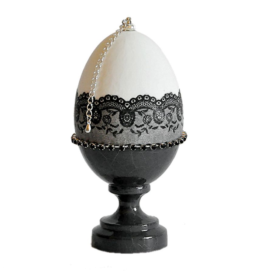 Stylowo: pisanka z czarną koronką. Fot. sylwiaserwin.pl